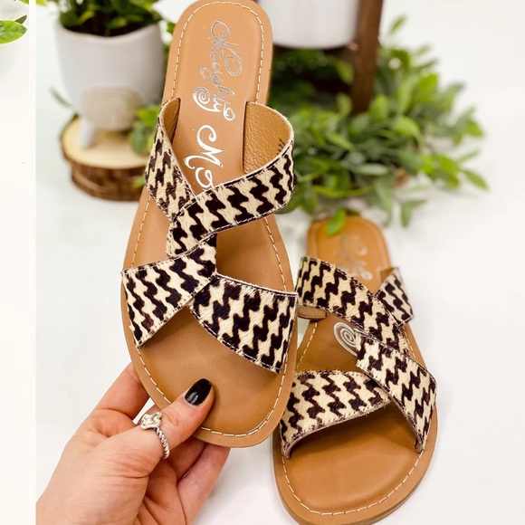 NWOB Naughty Monkey Conga Sandal Cream/Black - Picture 2 of 8